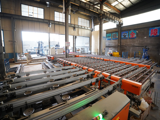 High-capacity glass processing line for tempered and insulated glass