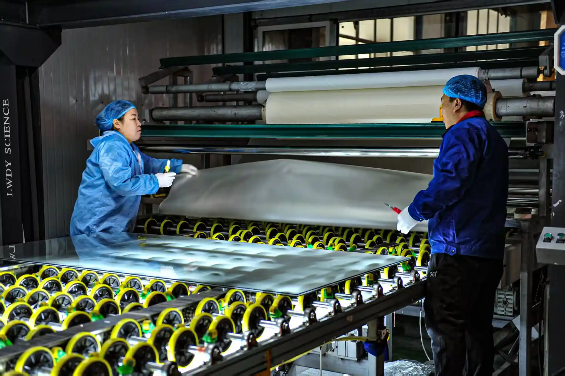 How is laminated glass made